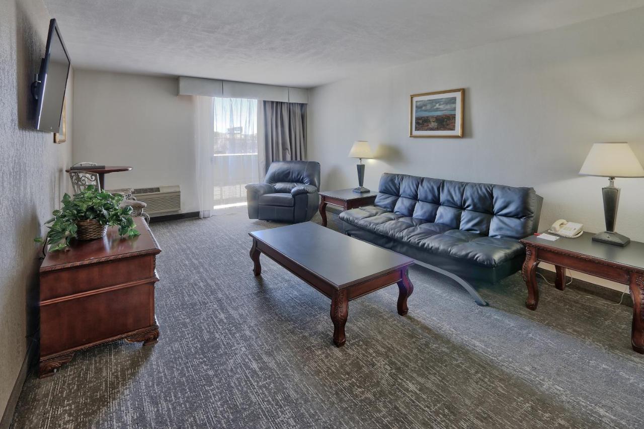Отель Ramada By Wyndham Albuquerque Midtown Экстерьер фото