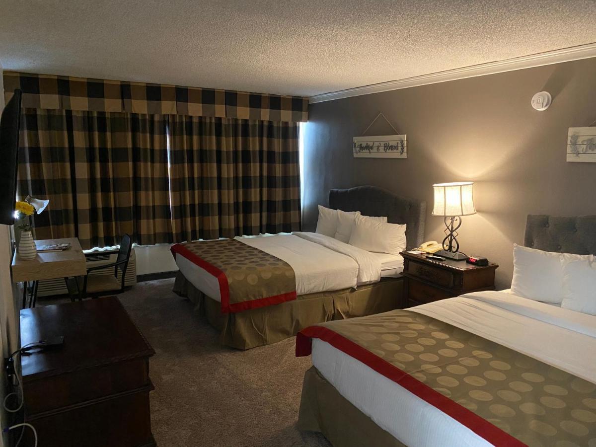 Отель Ramada By Wyndham Albuquerque Midtown Экстерьер фото