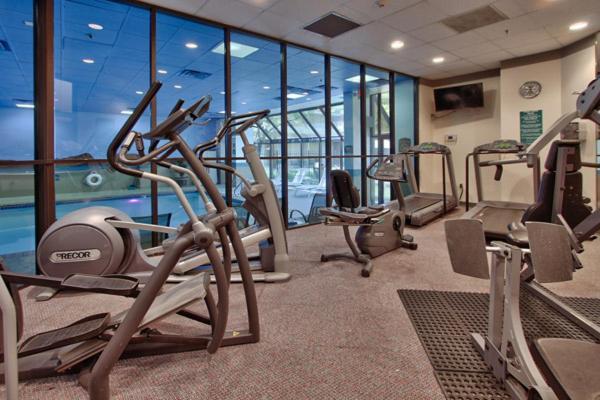 Отель Ramada By Wyndham Albuquerque Midtown Экстерьер фото