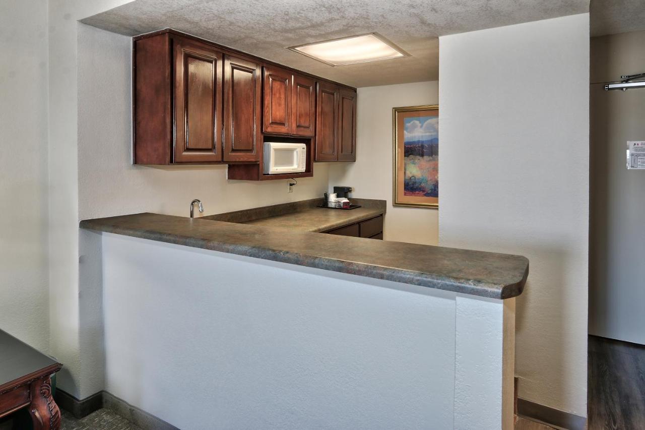 Отель Ramada By Wyndham Albuquerque Midtown Экстерьер фото