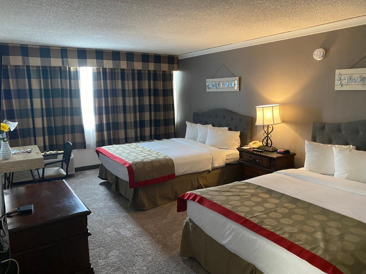 Отель Ramada By Wyndham Albuquerque Midtown Экстерьер фото