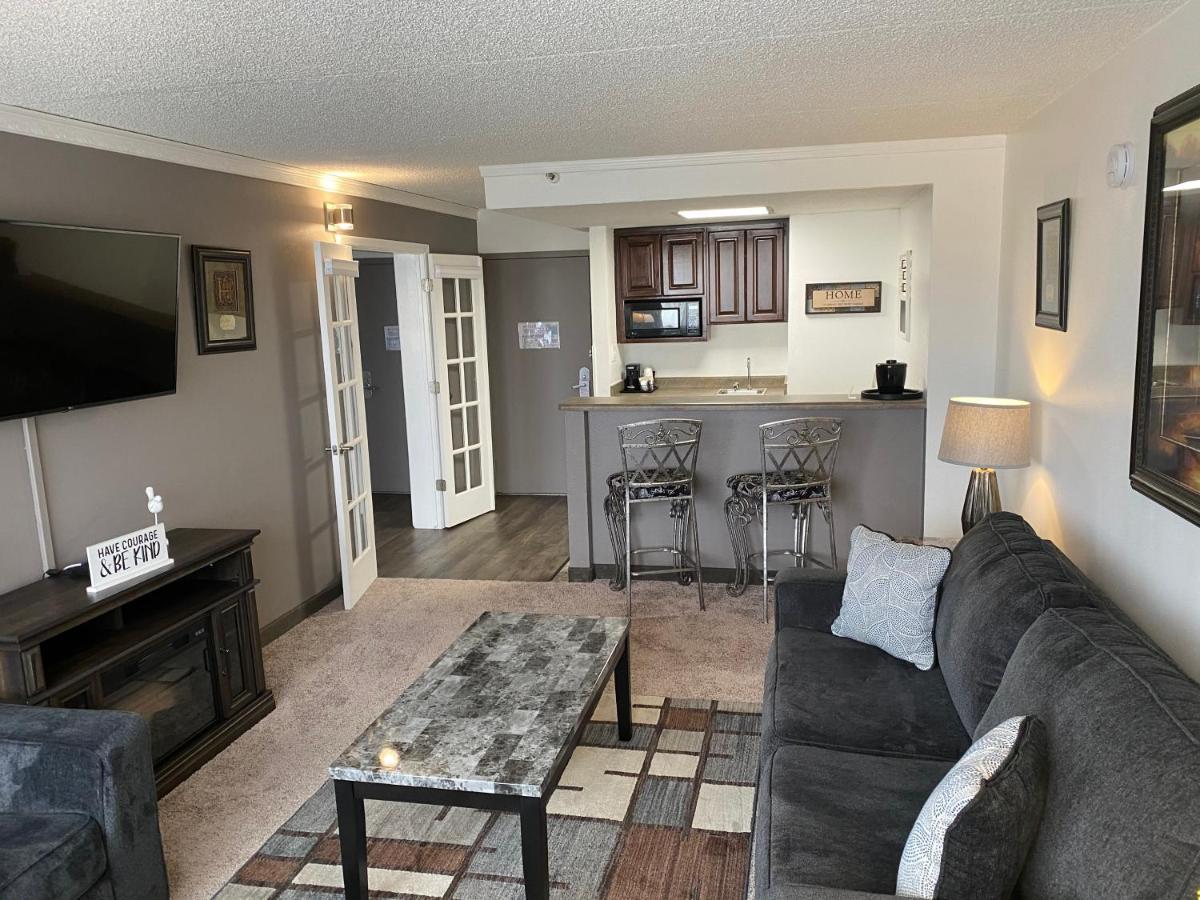 Отель Ramada By Wyndham Albuquerque Midtown Экстерьер фото