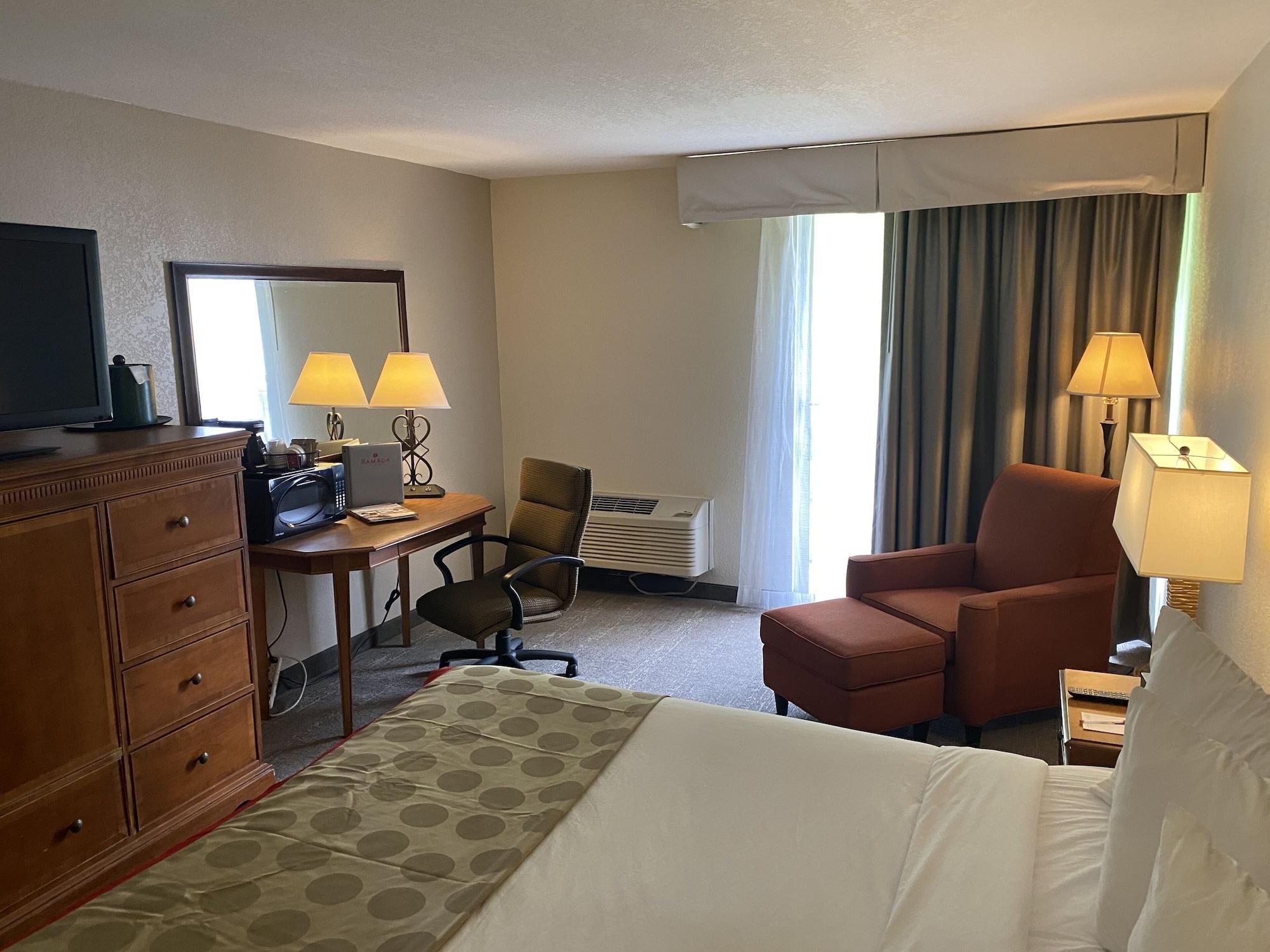 Отель Ramada By Wyndham Albuquerque Midtown Экстерьер фото
