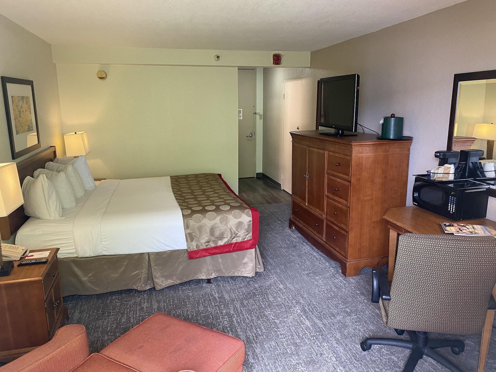 Отель Ramada By Wyndham Albuquerque Midtown Экстерьер фото