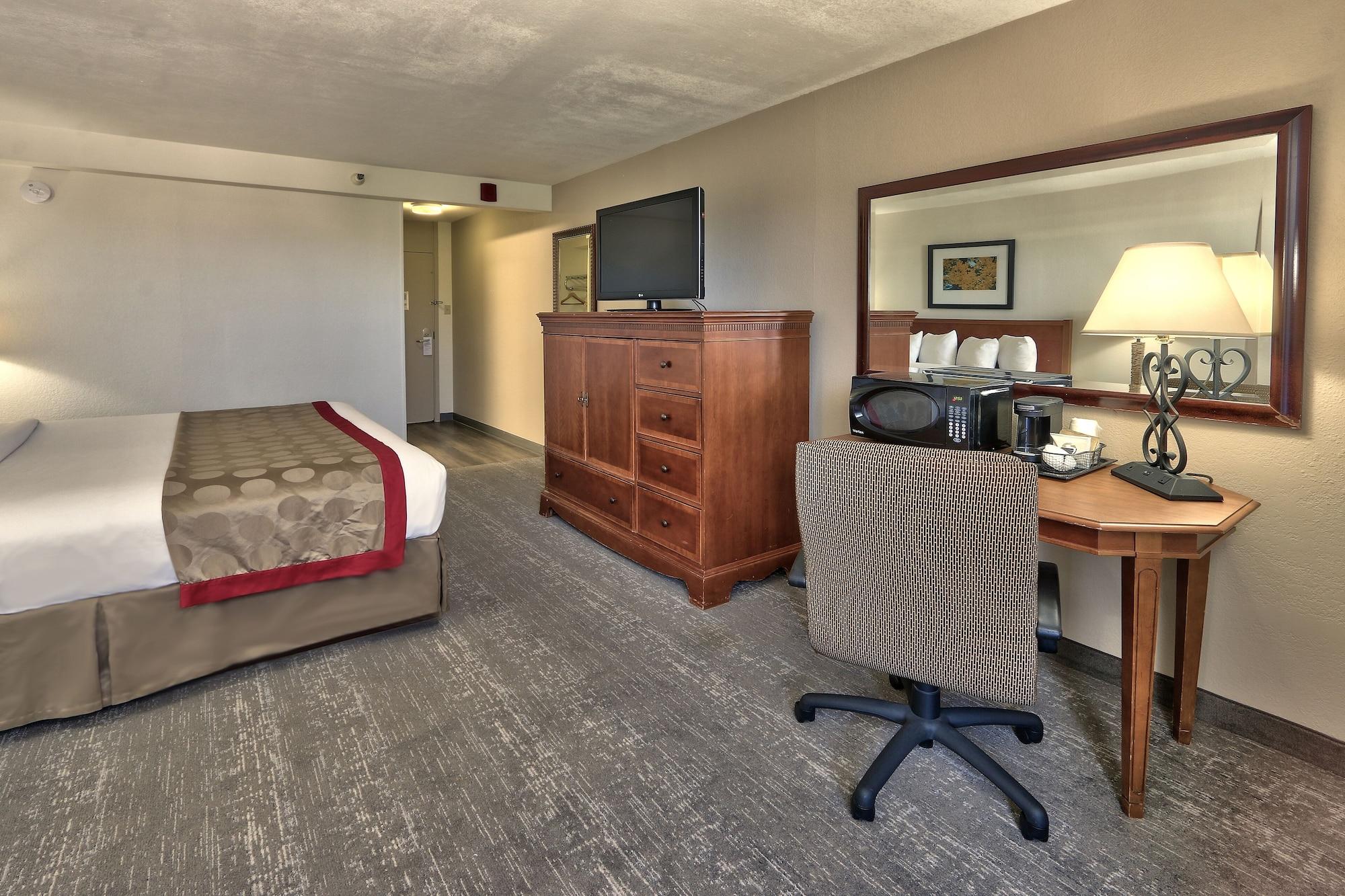 Отель Ramada By Wyndham Albuquerque Midtown Экстерьер фото
