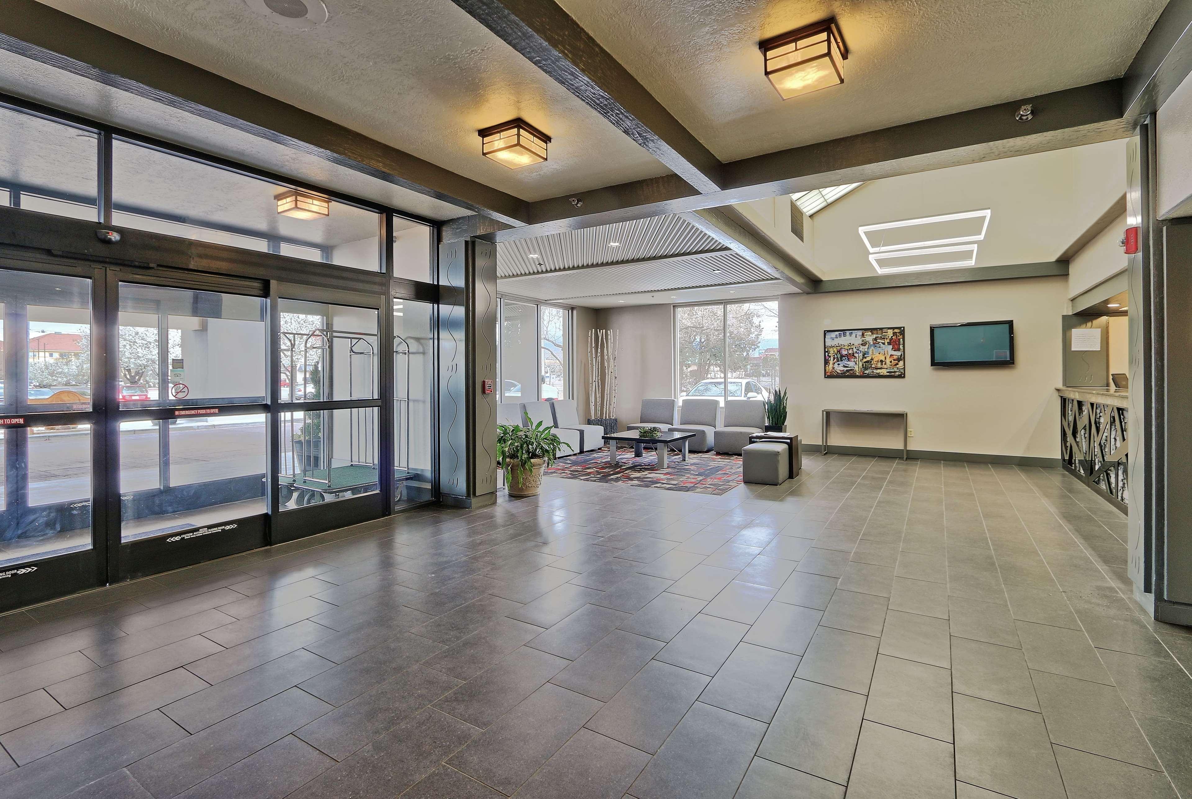 Отель Ramada By Wyndham Albuquerque Midtown Экстерьер фото