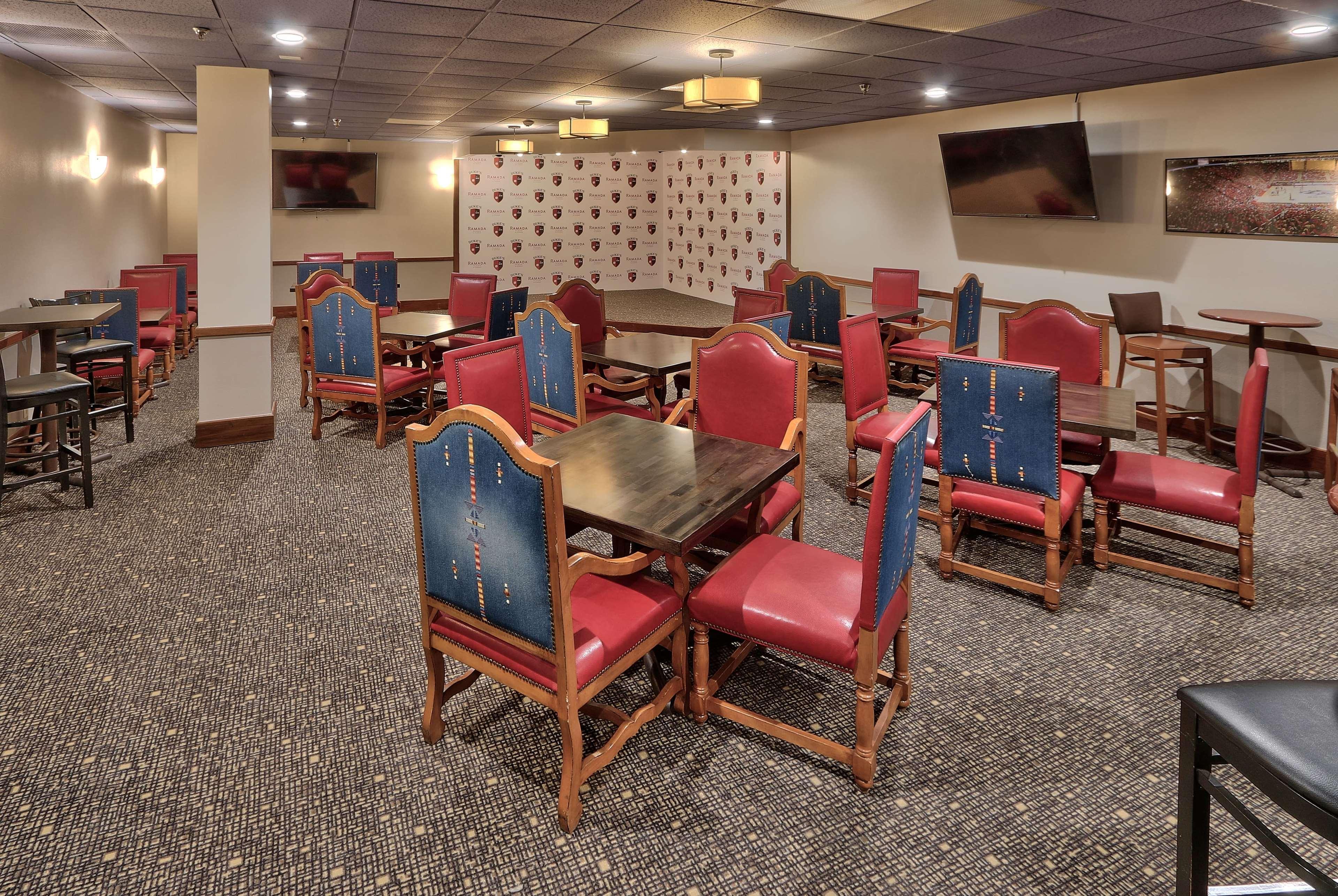 Отель Ramada By Wyndham Albuquerque Midtown Экстерьер фото
