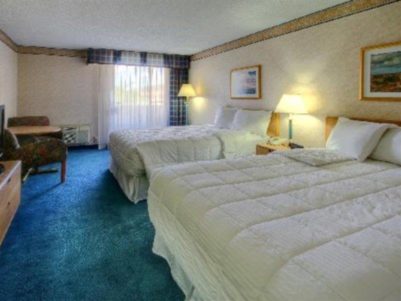 Отель Ramada By Wyndham Albuquerque Midtown Экстерьер фото