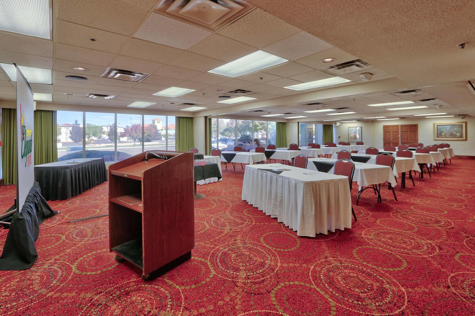 Отель Ramada By Wyndham Albuquerque Midtown Экстерьер фото