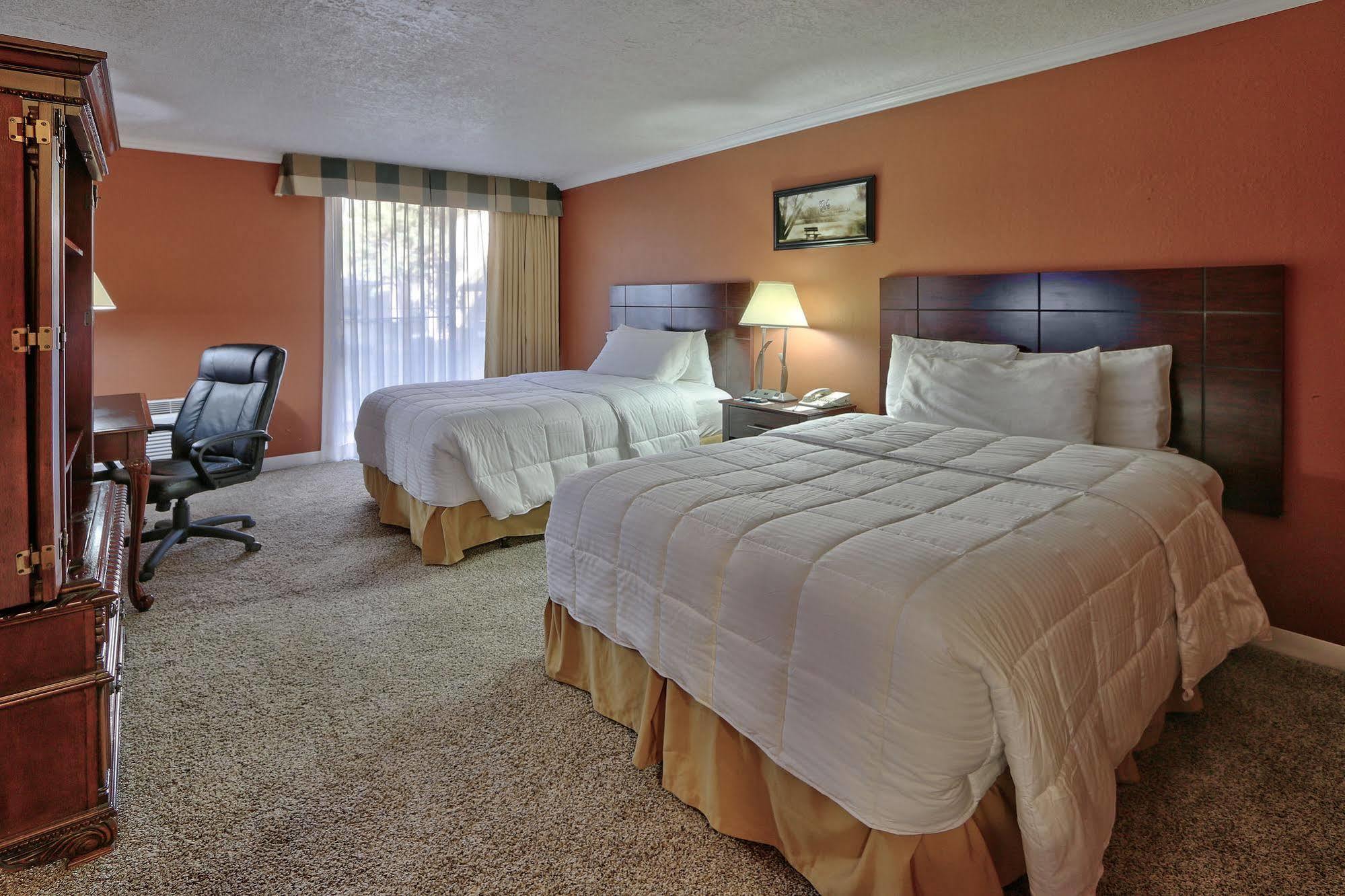 Отель Ramada By Wyndham Albuquerque Midtown Экстерьер фото