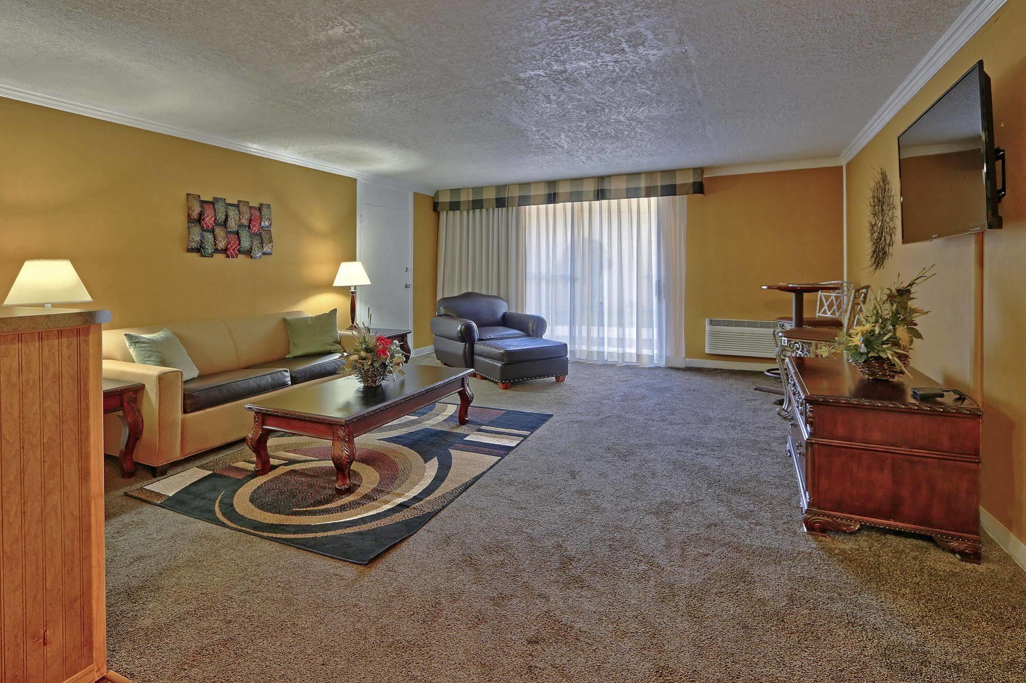 Отель Ramada By Wyndham Albuquerque Midtown Экстерьер фото