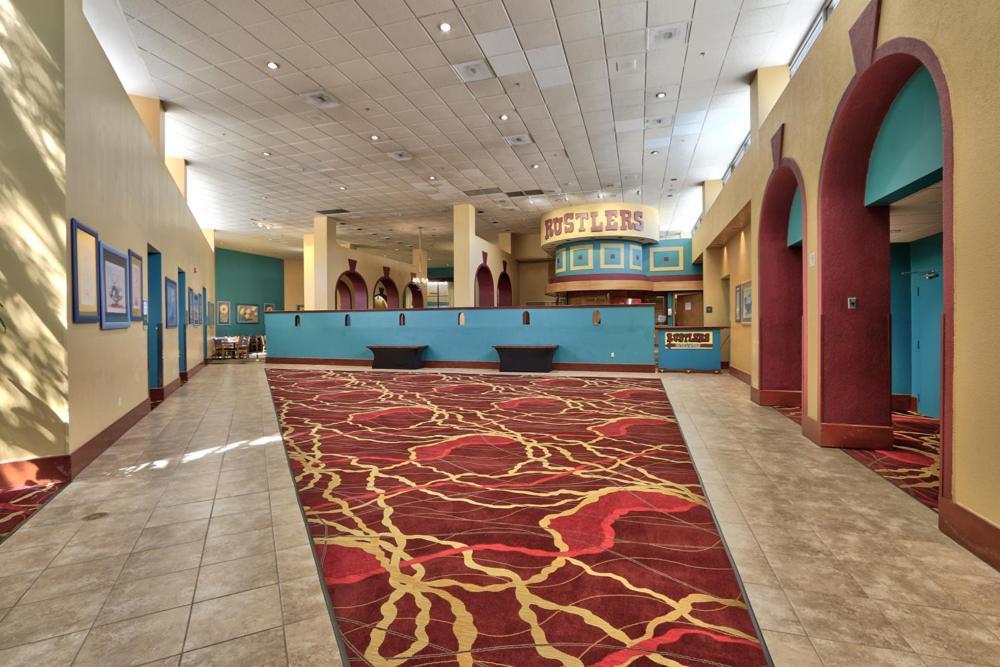 Отель Ramada By Wyndham Albuquerque Midtown Экстерьер фото